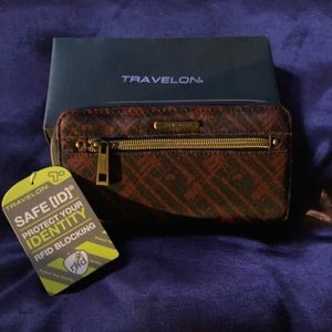 ✨Travelon RFID Blocking wallet✨